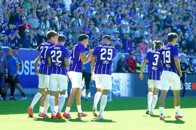 Jubel nach dem 1:0 um den Torschützen Tim Maciejewski (Aue) Fußball Regionalliga Nordost 2026 27 FC Erzgebirge Aue - Chemie Leipzig am 27.9.2026 Erzgebirge Aue - Chemie Leipzig