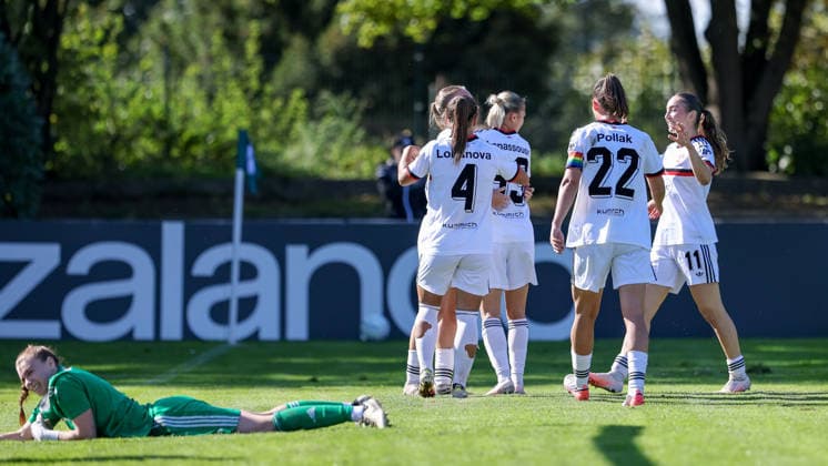 v.li.: Julia Salomon (Torhüterin, Torwart, ATS Buntentor, 1) liegt am Boden, enttäuscht schauend, Enttäuschung, Spielerinnen vom 1. FC Nürnberg mit Torjubel, Jubel, jubeln, jubelt, optimistisch, Spielszene, Highlight, Freude über das Tor zum 0:6, DIE DFB-RICHTLINIEN UNTERSAGEN JEGLICHE NUTZUNG VON FOTOS ALS SEQUENZBILDER UND ODER VIDEOÄHNLICHE FOTOSTRECKEN. DFB REGULATIONS PROHIBIT ANY USE OF PHOTOGRAPHS AS IMAGE SEQUENCES AND OR QUASI-VIDEO., 27.09.2026, Bremen (Deutschland), Fussball, DFB-Pokal Frauen, ATS Buntentor - 1. FC Nürnberg