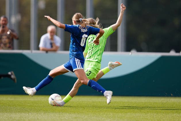 Fußball I Frauen I Saison 2026-2027 I DFB Pokal I FC Schalke 04 - SGS Essen I 27.09.2026 Pia Rybacki (6, FC Schalke 04) und Vanessza Nagy (13, SGS Essen) im Zweikampf Gelsenkirchen Parkstadion Nordrhein-Westfalen Deutschland Copyright: xLobeca CedricxSiefkerx