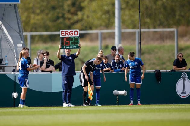 Fußball I Frauen I Saison 2026-2027 I DFB Pokal I FC Schalke 04 - SGS Essen I 27.09.2026 Auswechslung bei Schalke 04 Chaleen Klöß (15, FC Schalke 04) verlässt das Feld und Julia Debitzki (23, FC Schalke 04) kommt rein. Gelsenkirchen Parkstadion Nordrhein-Westfalen Deutschland Copyright: xLobeca CedricxSiefkerx