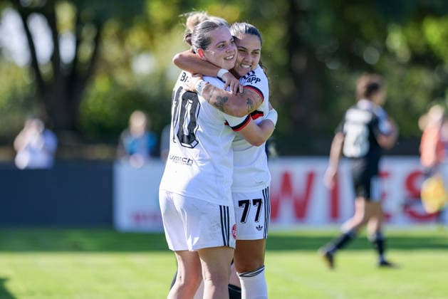 v.li.: Jonna Brengel (1. FC Nürnberg, 10) und Torschützin Mafalda Barboz (1. FC Nürnberg,77) mit Torjubel, Jubel, jubeln, jubelt, optimistisch, Spielszene, Highlight, Freude über das Tor zum 0:7, DIE DFB-RICHTLINIEN UNTERSAGEN JEGLICHE NUTZUNG VON FOTOS ALS SEQUENZBILDER UND ODER VIDEOÄHNLICHE FOTOSTRECKEN. DFB REGULATIONS PROHIBIT ANY USE OF PHOTOGRAPHS AS IMAGE SEQUENCES AND OR QUASI-VIDEO., 27.09.2026, Bremen (Deutschland), Fussball, DFB-Pokal Frauen, ATS Buntentor - 1. FC Nürnberg