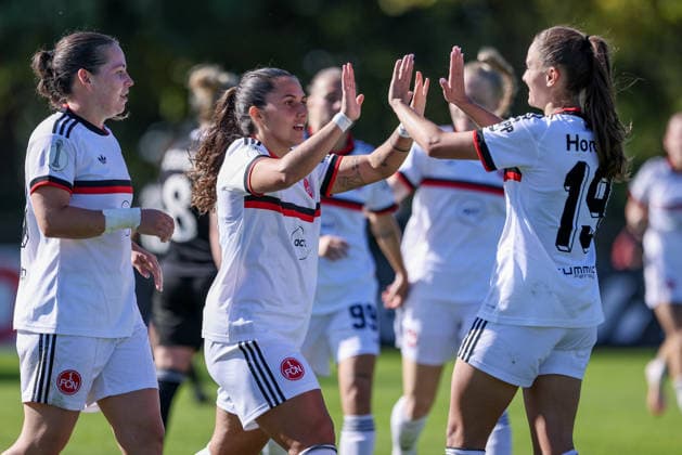 v.li.: Jonna Brengel (1. FC Nürnberg, 10), Torschützin Mafalda Barboz (1. FC Nürnberg,77) und Sanja Homann (1. FC Nürnberg, 19) mit Torjubel, Jubel, jubeln, jubelt, optimistisch, Spielszene, Highlight, Freude über das Tor zum 0:7, DIE DFB-RICHTLINIEN UNTERSAGEN JEGLICHE NUTZUNG VON FOTOS ALS SEQUENZBILDER UND ODER VIDEOÄHNLICHE FOTOSTRECKEN. DFB REGULATIONS PROHIBIT ANY USE OF PHOTOGRAPHS AS IMAGE SEQUENCES AND OR QUASI-VIDEO., 27.09.2026, Bremen (Deutschland), Fussball, DFB-Pokal Frauen, ATS Buntentor - 1. FC Nürnberg