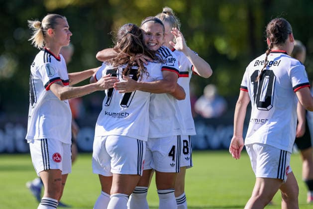 Spielerinnen vom 1. FC Nürnberg mit Torjubel, Jubel, jubeln, jubelt, optimistisch, Spielszene, Highlight, Freude über das Tor zum 0:7, DIE DFB-RICHTLINIEN UNTERSAGEN JEGLICHE NUTZUNG VON FOTOS ALS SEQUENZBILDER UND ODER VIDEOÄHNLICHE FOTOSTRECKEN. DFB REGULATIONS PROHIBIT ANY USE OF PHOTOGRAPHS AS IMAGE SEQUENCES AND OR QUASI-VIDEO., 27.09.2026, Bremen (Deutschland), Fussball, DFB-Pokal Frauen, ATS Buntentor - 1. FC Nürnberg