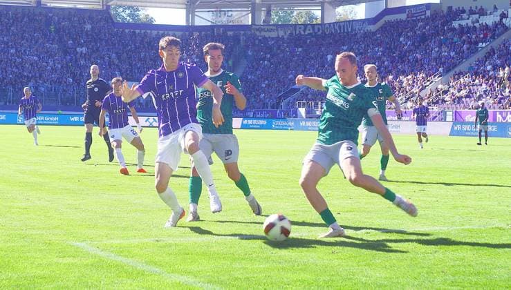 Philipp Wendt (Leipzig) klärt vor Christoph Pauling (Aue, links) Fußball Regionalliga Nordost 2026 27 FC Erzgebirge Aue - Chemie Leipzig am 27.9.2026 Erzgebirge Aue - Chemie Leipzig