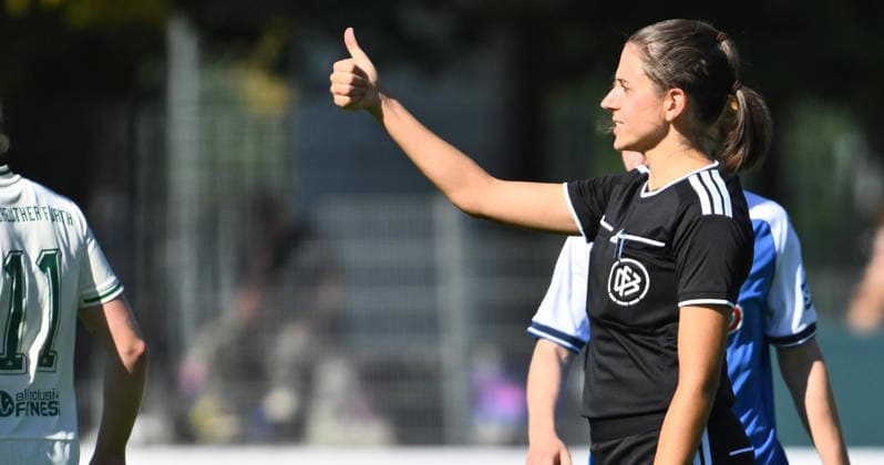 27.09.2026 - Fussball - Saison 2026 2027 - DFB Pokal Vereinspokal Frauen Damen - 01. Runde: SpVgg Greuther Fürth ( Kleeblatt ) - TSG 1899 Hoffenheim - Sportfoto Zink - xwoxzix - regulations prohibit any use of photographs as image sequences and or quasi-video - Marie Theres Mühlbauer ( Schiedsrichter in ) Daumen hoch Daumen nach oben