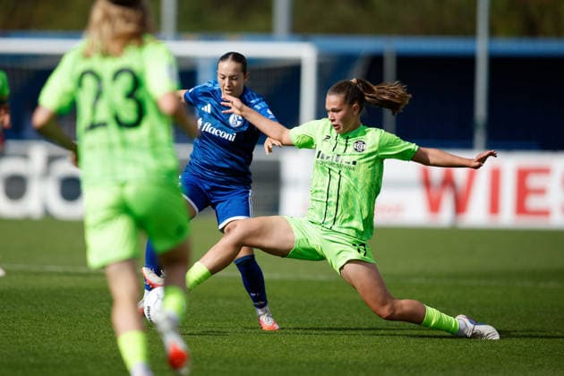 Fußball I Frauen I Saison 2026-2027 I DFB Pokal I FC Schalke 04 - SGS Essen I 27.09.2026 Bonny Lammers (9, FC Schalke 04) und Karla Brinkmann (17, SGS Essen) im Zweikampf Gelsenkirchen Parkstadion Nordrhein-Westfalen Deutschland Copyright: xLobeca CedricxSiefkerx
