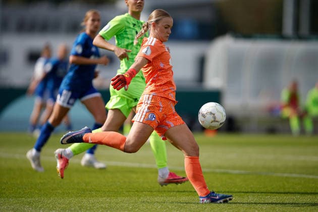 Fußball I Frauen I Saison 2026-2027 I DFB Pokal I FC Schalke 04 - SGS Essen I 27.09.2026 Julia Matuszek (1, FC Schalke 04) schießt den Ball. Gelsenkirchen Parkstadion Nordrhein-Westfalen Deutschland Copyright: xLobeca CedricxSiefkerx