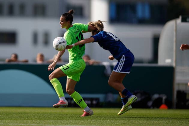 Fußball I Frauen I Saison 2026-2027 I DFB Pokal I FC Schalke 04 - SGS Essen I 27.09.2026 Vanessza Nagy (13, SGS Essen) und Jule von der Laan (14, FC Schalke 04) im Zweikampf Gelsenkirchen Parkstadion Nordrhein-Westfalen Deutschland Copyright: xLobeca CedricxSiefkerx