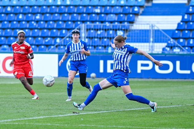 Fußball I Frauen I Saison 2026-2027 I DFB-Pokal I 1. FC Magdeburg - 1. FC Union Berlin I 27.09.2026 Caroline Hildebrand (13, 1. FC Magdeburg) macht einen großen Ausfallschritt Magdeburg Avnet Arena (Heinz-Krügel-Platz 1) Sachsen-Anhalt Deutschland Copyright: xLobeca InesxHähnelx