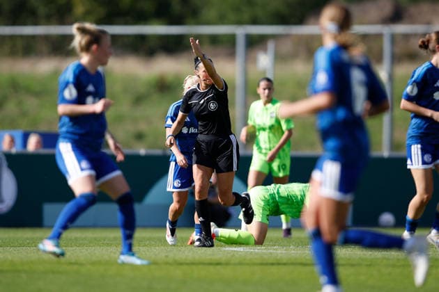 Fußball I Frauen I Saison 2026-2027 I DFB Pokal I FC Schalke 04 - SGS Essen I 27.09.2026 Nadine Westerhoff (Schiedsrichterin) zeigt Vorteil an Gelsenkirchen Parkstadion Nordrhein-Westfalen Deutschland Copyright: xLobeca CedricxSiefkerx