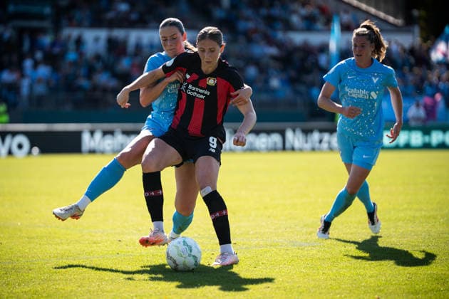 DFB-Pokal: FC Viktoria Berlin vs. Bayer 04 Leverkusen; Berlin, 27.09.2026 DFB-Pokal Frauen: Caroline KEHRER (Bayer 04 Leverkusen 9) im Zweikampf mit Anna HOEFKER (Viktoria Berlin 26) während dem Spiel FC Viktoria Berlin vs. Bayer 04 Leverkusen im Stadion Lichterfelde am September 27, 2026 in Berlin, Deutschland. Copyright: xBEAUTIFULxSPORTS Kuehnx