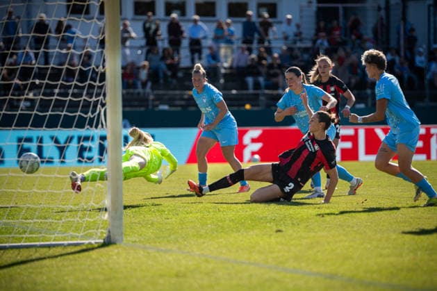 DFB-Pokal: FC Viktoria Berlin vs. Bayer 04 Leverkusen; Berlin, 27.09.2026 DFB-Pokal Frauen: Selina OSTERMEIER (Bayer 04 Leverkusen 2) mit der Chance zur Führung, während dem Spiel FC Viktoria Berlin vs. Bayer 04 Leverkusen im Stadion Lichterfelde am September 27, 2026 in Berlin, Deutschland. Copyright: xBEAUTIFULxSPORTS Kuehnx