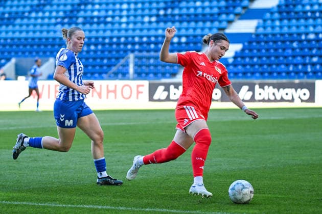 Fußball I Frauen I Saison 2026-2027 I DFB-Pokal I 1. FC Magdeburg - 1. FC Union Berlin I 27.09.2026 Tabea Alsleben (21, 1. FC Magdeburg) folgt Sophie Weidauer (9, 1. FC Union Berlin) in den Strafraum Magdeburg Avnet Arena (Heinz-Krügel-Platz 1) Sachsen-Anhalt Deutschland Copyright: xLobeca InesxHähnelx