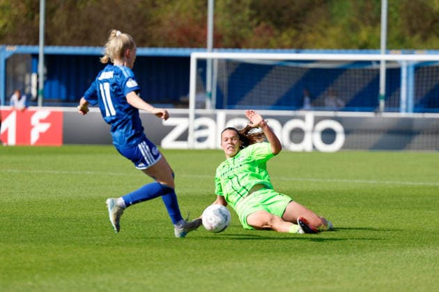 Fußball I Frauen I Saison 2026-2027 I DFB Pokal I FC Schalke 04 - SGS Essen I 27.09.2026 Karla Brinkmann (17, SGS Essen) mit einer Grätsche im Zweikampf mit Jolina Opladen (11, FC Schalke 04) Gelsenkirchen Parkstadion Nordrhein-Westfalen Deutschland Copyright: xLobeca CedricxSiefkerx