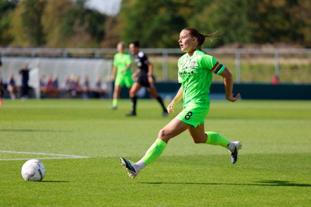 Fußball I Frauen I Saison 2026-2027 I DFB Pokal I FC Schalke 04 - SGS Essen I 27.09.2026 Antonia Baaß (8, SGS Essen) Verpasst ein Passspiel nur knapp Freisteller, Nahaufnahme, Porträt, Portrait, Einzelfoto, Einzelbild, Körper Gelsenkirchen Parkstadion Nordrhein-Westfalen Deutschland Copyright: xLobeca CedricxSiefkerx