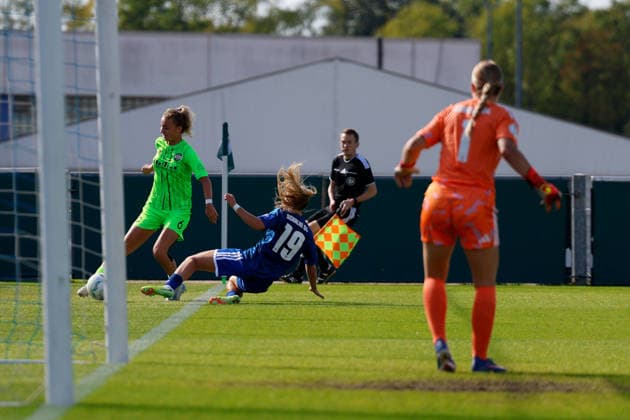 Fußball I Frauen I Saison 2026-2027 I DFB Pokal I FC Schalke 04 - SGS Essen I 27.09.2026 Jule Schnieder (6, SGS Essen) und Nele Schmidt (19, FC Schalke 04) im Zweikampf Gelsenkirchen Parkstadion Nordrhein-Westfalen Deutschland Copyright: xLobeca CedricxSiefkerx