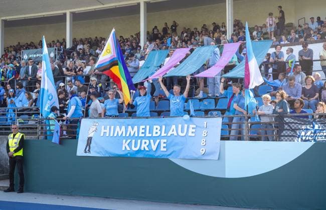 Fußball, Frauen, Saison 2026 2027, DFB-Pokal (1. Runde), FC Viktoria 89 Berlin - Bayer Leverkusen, Fans von Viktoria auf der Tribüne, Himmelblaue Kurve, 27.09. 2026, Copyright: xMatthiasxKochx