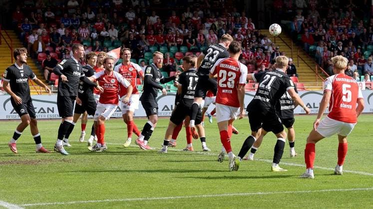 Fußball-Regionalliga Spiel zwischen Rot-Weiß Oberhausen und SV Rödinghausen im Stadion Niederrhein in Oberhausen ** NUR FÜR REDAKTIONELLE ZWECKE ** EDITORIAL USE ONLY **<p>Fußball-Regionalliga Spiel zwischen Rot-Weiß Oberhausen (rotes Trikot) und SV Rödinghausen ( schwarzes Trikot) am Sonntag den 27.September 2026 im Stadion Niederrhein in Oberhausen Foto : Frank Oppitz FUNKE Foto Services< p> Deutschland NRW Oberhausen Copyright: FrankxOppitz