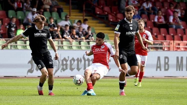 Fußball-Regionalliga Spiel zwischen Rot-Weiß Oberhausen und SV Rödinghausen im Stadion Niederrhein in Oberhausen ** NUR FÜR REDAKTIONELLE ZWECKE ** EDITORIAL USE ONLY **<p>Arda Süne (7) von RWO beim Fußball-Regionalliga Spiel zwischen Rot-Weiß Oberhausen (rotes Trikot) und SV Rödinghausen ( schwarzes Trikot) am Sonntag den 27.September 2026 im Stadion Niederrhein in Oberhausen Foto : Frank Oppitz FUNKE Foto Services< p> Deutschland NRW Oberhausen Copyright: FrankxOppitz