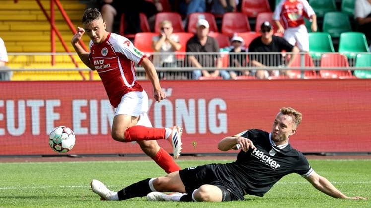 Fußball-Regionalliga Spiel zwischen Rot-Weiß Oberhausen und SV Rödinghausen im Stadion Niederrhein in Oberhausen ** NUR FÜR REDAKTIONELLE ZWECKE ** EDITORIAL USE ONLY **<p>Kerem Yalcin (13) von RWO beim Fußball-Regionalliga Spiel zwischen Rot-Weiß Oberhausen (rotes Trikot) und SV Rödinghausen ( schwarzes Trikot) am Sonntag den 27.September 2026 im Stadion Niederrhein in Oberhausen Foto : Frank Oppitz FUNKE Foto Services< p> Deutschland NRW Oberhausen Copyright: FrankxOppitz