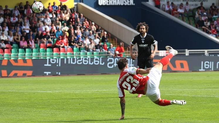 Fußball-Regionalliga Spiel zwischen Rot-Weiß Oberhausen und SV Rödinghausen im Stadion Niederrhein in Oberhausen ** NUR FÜR REDAKTIONELLE ZWECKE ** EDITORIAL USE ONLY **<p>Nils Winter (23) von RWO beim Fußball-Regionalliga Spiel zwischen Rot-Weiß Oberhausen (rotes Trikot) und SV Rödinghausen ( schwarzes Trikot) am Sonntag den 27.September 2026 im Stadion Niederrhein in Oberhausen Foto : Frank Oppitz FUNKE Foto Services< p> Deutschland NRW Oberhausen Copyright: FrankxOppitz
