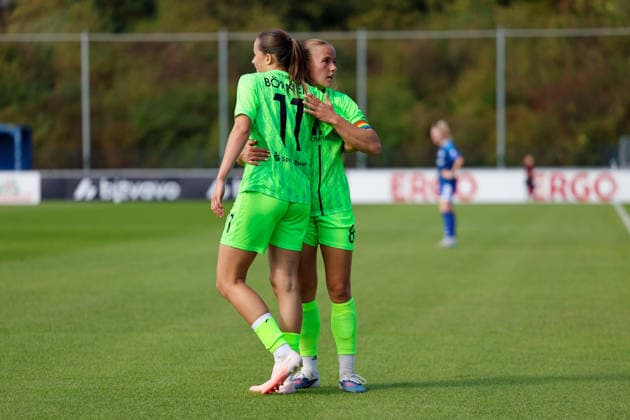 Fußball I Frauen I Saison 2026-2027 I DFB Pokal I FC Schalke 04 - SGS Essen I 27.09.2026 Helen Börner (11, SGS Essen) Antonia Baaß (8, SGS Essen) freuen sich nach dem Spiel über den Sieg und umarmen sich Gelsenkirchen Parkstadion Nordrhein-Westfalen Deutschland Copyright: xLobeca CedricxSiefkerx