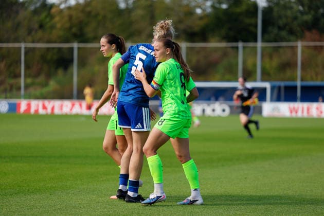 Fußball I Frauen I Saison 2026-2027 I DFB Pokal I FC Schalke 04 - SGS Essen I 27.09.2026 Lilly Stojan (5, FC Schalke 04) und Antonia Baaß (8, SGS Essen) klatschen nach dem Spiel ab3 Gelsenkirchen Parkstadion Nordrhein-Westfalen Deutschland Copyright: xLobeca CedricxSiefkerx