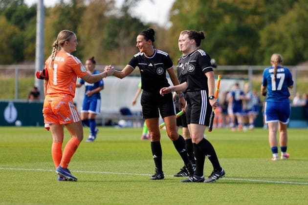 Fußball I Frauen I Saison 2026-2027 I DFB Pokal I FC Schalke 04 - SGS Essen I 27.09.2026 Julia Matuszek (1, FC Schalke 04) klatscht nach dem Spiel mit dem Schiedsrichterteam Nadine Westerhoff (Schiedsrichterin) Adrian Mazurkiewicz (Schiedsrichter Assistent) Carina Sokolowski (Schiedsrichter Assistentin) ab Fair Play Gelsenkirchen Parkstadion Nordrhein-Westfalen Deutschland Copyright: xLobeca CedricxSiefkerx