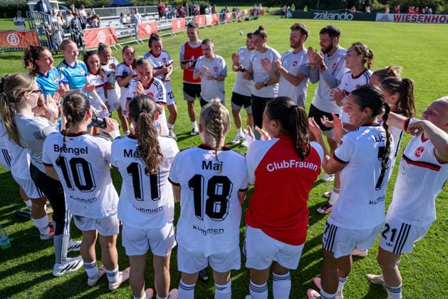 Spielerinnen vom 1. FC Nürnberg mit Jubel über den Sieg, Freude über das gewonnene Spiel, DIE DFB-RICHTLINIEN UNTERSAGEN JEGLICHE NUTZUNG VON FOTOS ALS SEQUENZBILDER UND ODER VIDEOÄHNLICHE FOTOSTRECKEN. DFB REGULATIONS PROHIBIT ANY USE OF PHOTOGRAPHS AS IMAGE SEQUENCES AND OR QUASI-VIDEO., 27.09.2026, Bremen (Deutschland), Fussball, DFB-Pokal Frauen, ATS Buntentor - 1. FC Nürnberg