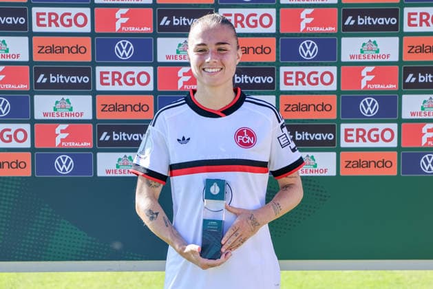 Louna Lapassouse (1. FC Nürnberg, 99) bei der Auszeichnung als Spielerin des Spiels, Woman Of The Match, Portrait, Nahaufnahme, Einzelfoto, Einzelbild, DIE DFB-RICHTLINIEN UNTERSAGEN JEGLICHE NUTZUNG VON FOTOS ALS SEQUENZBILDER UND ODER VIDEOÄHNLICHE FOTOSTRECKEN. DFB REGULATIONS PROHIBIT ANY USE OF PHOTOGRAPHS AS IMAGE SEQUENCES AND OR QUASI-VIDEO., 27.09.2026, Bremen (Deutschland), Fussball, DFB-Pokal Frauen, ATS Buntentor - 1. FC Nürnberg