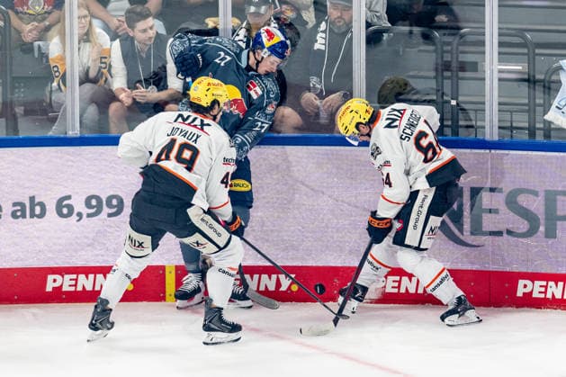 Kampf um den Puck von Veit Oswald (EHC Red Bull Muenchen, 27) mit Michael Joyaux (Loewen Frankfurt, 49) und Markus Schwaiger (Loewen Frankfurt, 64) GER, EHC Red Bull Muenchen vs. Loewen Frankfurt Eishockey, DEL, Saison 2026 2027, 4. Spieltag, 27.09.2026. Foto: HMB Media Franz Feiner Copyright: HMBxMedia FranzxFeiner