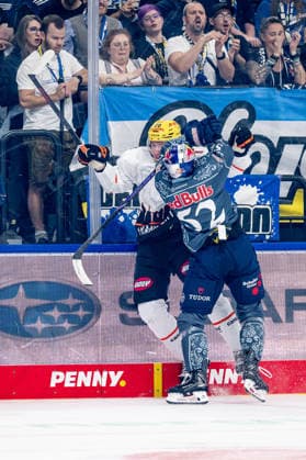 Zweikampf von Fabio Kose (Loewen Frankfurt, 20) und Patrick Hager (EHC Red Bull Muenchen, 52) GER, EHC Red Bull Muenchen vs. Loewen Frankfurt Eishockey, DEL, Saison 2026 2027, 4. Spieltag, 27.09.2026. Foto: HMB Media Heike Feiner Copyright: HMBxMedia HeikexFeiner