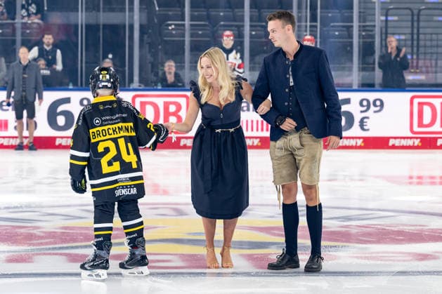 Das Wiesn-Playmate Valentina Ruckle erhaelt vom Puckkind des EC Bad Toelz den Puck fuer das Anbully GER, EHC Red Bull Muenchen vs. Loewen Frankfurt Eishockey, DEL, Saison 2026 2027, 4. Spieltag, 27.09.2026. Foto: HMB Media Heike Feiner Copyright: HMBxMedia HeikexFeiner
