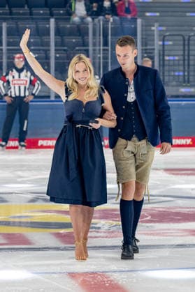 Das Wiesn-Playmate Valentina Ruckle durfte das Anbully ausfuehren GER, EHC Red Bull Muenchen vs. Loewen Frankfurt Eishockey, DEL, Saison 2026 2027, 4. Spieltag, 27.09.2026. Foto: HMB Media Heike Feiner Copyright: HMBxMedia HeikexFeiner