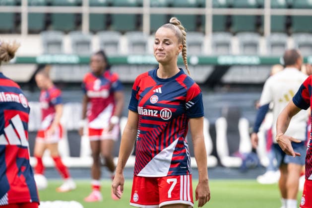 Giulia Gwinn (FC Bayern Muenchen, 07) sitzt erst einmal auf der Bank. Borussia Moenchengladbach vs. FC Bayern Muenchen, Fussball, DFB-Pokal Frauen, Erste Runde, Saison 2026 2027, 27.09.2026 DFL DFB Regulations prohibit any use of Photographs as image sequences and or Quasivideo Borussia Moenchengladbach vs. FC Bayern Muenchen, Fussball, DFB-Pokal Frauen, Erste Runde, Saison 2026 2027, 27.09.2026 Moenchengladbach Copyright: xEibner-Pressefoto ThomasxHaeslerx EP_THR