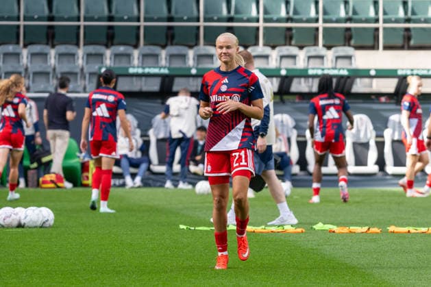 Pernille Harder (FC Bayern Muenchen, 21) waermt sich auf. Borussia Moenchengladbach vs. FC Bayern Muenchen, Fussball, DFB-Pokal Frauen, Erste Runde, Saison 2026 2027, 27.09.2026 DFL DFB Regulations prohibit any use of Photographs as image sequences and or Quasivideo Borussia Moenchengladbach vs. FC Bayern Muenchen, Fussball, DFB-Pokal Frauen, Erste Runde, Saison 2026 2027, 27.09.2026 Moenchengladbach Copyright: xEibner-Pressefoto ThomasxHaeslerx EP_THR