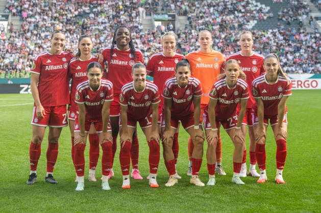 Die Startelf aus Muenchen stellt sich zum Foto. Borussia Moenchengladbach vs. FC Bayern Muenchen, Fussball, DFB-Pokal Frauen, Erste Runde, Saison 2026 2027, 27.09.2026 DFL DFB Regulations prohibit any use of Photographs as image sequences and or Quasivideo Borussia Moenchengladbach vs. FC Bayern Muenchen, Fussball, DFB-Pokal Frauen, Erste Runde, Saison 2026 2027, 27.09.2026 Moenchengladbach Copyright: xEibner-Pressefoto ThomasxHaeslerx EP_THR