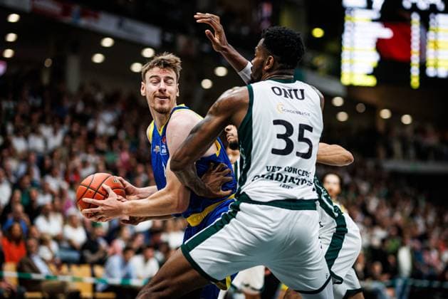 Tanner Stuckman (Science City Jena) im Zweikampf mit Ejiofor Onu (Gladiators Trier), Aktion Action Vet Concept Gladiators Trier vs Science City Jena, Basketball, easyCredit BBL, 2. Spieltag, Saison 2026 2027, 27.09.2026 Vet Concept Gladiators Trier vs Science City Jena, Basketball, easyCredit BBL, 2. Spieltag, Saison 2026 2027, 27.09.2026 Copyright: xEibnerxPressefotox EP_ANS