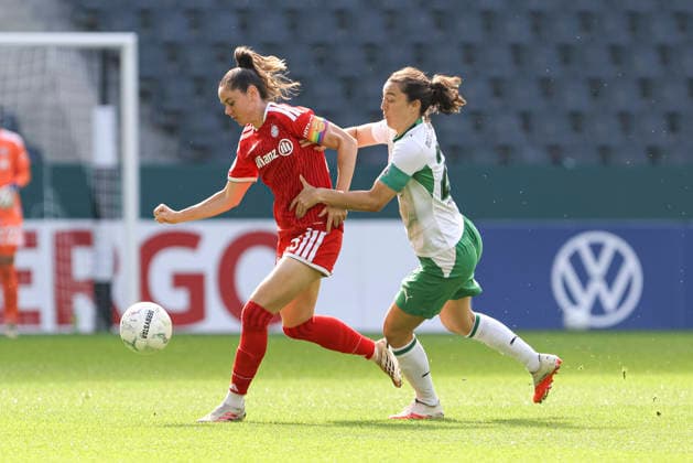 Sarah Zadrazil (FC Bayern Muenchen) und Kristina Bartsch (Borussia Moenchengladbach) im Zweikampf waehrend des Spiels des DFB-Pokal der Frauen zwischen Borussia Moenchengladbach und FC Bayern Muenchen, ista-Borussia-Park am 27. September 2026 in Moenchengladbach, Deutschland. (Foto von Oliver Kaelke DeFodi Images) +++ Sarah Zadrazil (FC Bayern Muenchen) und Kristina Bartsch (Borussia Moenchengladbach) battle for the ball during the DFB-Pokal der Frauen match between Borussia Moenchengladbach and FC Bayern Muenchen at ista-Borussia-Park on September 27, 2026 in Moenchengladbach, Germany. (Photo by Oliver Kaelke DeFodi Images) DFB DFL REGULATIONS PROHIBIT ANY USE OF PHOTOGRAPHS AS IMAGE SEQUENCES AND OR QUASI-VIDEO. (Photo by Oliver Kaelke DeFodi Images) -