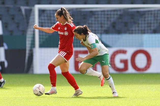 Sarah Zadrazil (FC Bayern Muenchen) und Kristina Bartsch (Borussia Moenchengladbach) im Zweikampf waehrend des Spiels des DFB-Pokal der Frauen zwischen Borussia Moenchengladbach und FC Bayern Muenchen, ista-Borussia-Park am 27. September 2026 in Moenchengladbach, Deutschland. (Foto von Oliver Kaelke DeFodi Images) +++ Sarah Zadrazil (FC Bayern Muenchen) und Kristina Bartsch (Borussia Moenchengladbach) battle for the ball during the DFB-Pokal der Frauen match between Borussia Moenchengladbach and FC Bayern Muenchen at ista-Borussia-Park on September 27, 2026 in Moenchengladbach, Germany. (Photo by Oliver Kaelke DeFodi Images) DFB DFL REGULATIONS PROHIBIT ANY USE OF PHOTOGRAPHS AS IMAGE SEQUENCES AND OR QUASI-VIDEO. (Photo by Oliver Kaelke DeFodi Images) -