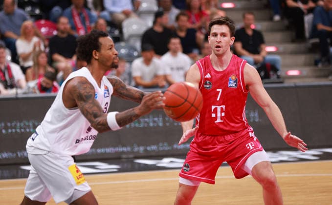 DeLonnie Hunt (MBC) am Ball gegen Grayson Murphy (Bonn), Bonn, Deutschland, 27.09.2026, Basketball Bundesliga, 3. Spieltag, Telekom Baskets Bonn vs Syntainics MBC.