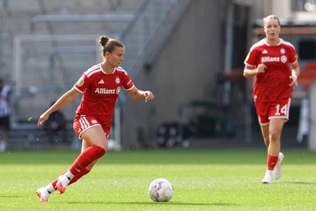 Sarah Zadrazil (FC Bayern Muenchen) und Kristina Bartsch (Borussia Moenchengladbach) im Zweikampf waehrend des Spiels des DFB-Pokal der Frauen zwischen Borussia Moenchengladbach und FC Bayern Muenchen, ista-Borussia-Park am 27. September 2026 in Moenchengladbach, Deutschland. (Foto von Oliver Kaelke DeFodi Images) +++ Sarah Zadrazil (FC Bayern Muenchen) und Kristina Bartsch (Borussia Moenchengladbach) battle for the ball during the DFB-Pokal der Frauen match between Borussia Moenchengladbach and FC Bayern Muenchen at ista-Borussia-Park on September 27, 2026 in Moenchengladbach, Germany. (Photo by Oliver Kaelke DeFodi Images) DFB DFL REGULATIONS PROHIBIT ANY USE OF PHOTOGRAPHS AS IMAGE SEQUENCES AND OR QUASI-VIDEO. (Photo by Oliver Kaelke DeFodi Images) -
