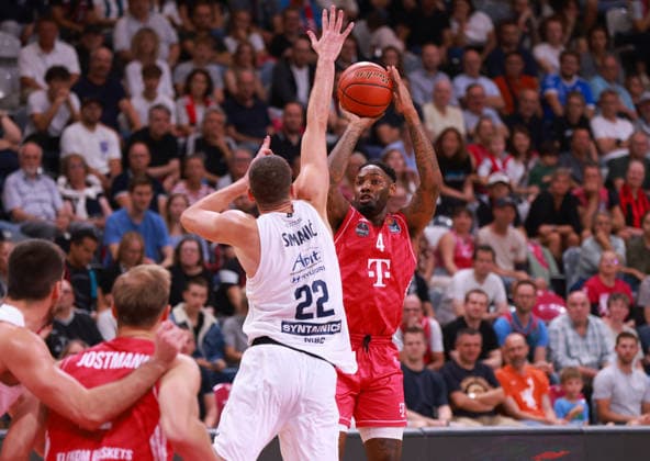 Jeff Garrett (Bonn) gegen Borisa Simanic (MBC), Bonn, Deutschland, 27.09.2026, Basketball Bundesliga, 3. Spieltag, Telekom Baskets Bonn vs Syntainics MBC.