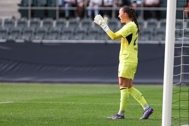 Torfrau Luisa Palmen (Borussia Moenchengladbach) gestikuliert, Gestik waehrend des Spiels des DFB-Pokal der Frauen zwischen Borussia Moenchengladbach und FC Bayern Muenchen, ista-Borussia-Park am 27. September 2026 in Moenchengladbach, Deutschland. (Foto von Oliver Kaelke DeFodi Images) +++ Torfrau Luisa Palmen (Borussia Moenchengladbach) gestures during the DFB-Pokal der Frauen match between Borussia Moenchengladbach and FC Bayern Muenchen at ista-Borussia-Park on September 27, 2026 in Moenchengladbach, Germany. (Photo by Oliver Kaelke DeFodi Images) DFB DFL REGULATIONS PROHIBIT ANY USE OF PHOTOGRAPHS AS IMAGE SEQUENCES AND OR QUASI-VIDEO. (Photo by Oliver Kaelke DeFodi Images) -