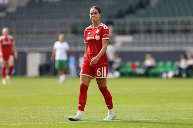 Kassandra Potsi (FC Bayern Muenchen) schaut waehrend des Spiels des DFB-Pokal der Frauen zwischen Borussia Moenchengladbach und FC Bayern Muenchen, ista-Borussia-Park am 27. September 2026 in Moenchengladbach, Deutschland. (Foto von Oliver Kaelke DeFodi Images) +++ Kassandra Potsi (FC Bayern Muenchen) looks on during the DFB-Pokal der Frauen match between Borussia Moenchengladbach and FC Bayern Muenchen at ista-Borussia-Park on September 27, 2026 in Moenchengladbach, Germany. (Photo by Oliver Kaelke DeFodi Images) DFB DFL REGULATIONS PROHIBIT ANY USE OF PHOTOGRAPHS AS IMAGE SEQUENCES AND OR QUASI-VIDEO. (Photo by Oliver Kaelke DeFodi Images) -