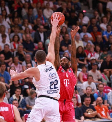 Jeff Garrett (Bonn) gegen Borisa Simanic (MBC), Bonn, Deutschland, 27.09.2026, Basketball Bundesliga, 3. Spieltag, Telekom Baskets Bonn vs Syntainics MBC.