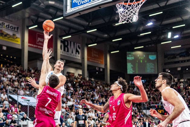 Kris Clyburn (SYNTAINICS MBC, 21), vs Grayson Murphy (Telekom Baskets Bonn, 07), Michael Kessens (Telekom Baskets Bonn, 06) und Jure Planinic (SYNTAINICS MBC, 44) schauen zu Telekom Baskets Bonn vs. SYNTAINICS MBC, Basketball, easy Credit BBL, 03. Spieltag, 2026 2027, 27.09.2026 Telekom Baskets Bonn vs. SYNTAINICS MBC, Basketball, easy Credit BBL, 03. Spieltag, 2026 2027, 27.09.2026 Bonn Copyright: xEibner-Pressefoto GerhardxWingenderx EP_GWR