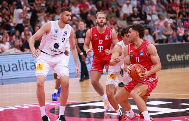 V.l. Kresimir Nikic (MBC), Melvin Jostmann (Bonn), Vuk Radojicic (MBC) und Aleksa Kovacevic (Bonn), Bonn, Deutschland, 27.09.2026, Basketball Bundesliga, 3. Spieltag, Telekom Baskets Bonn vs Syntainics MBC.