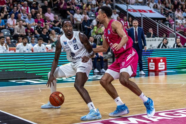 Kris Clyburn (SYNTAINICS MBC, 21) vs Joel Aminu (Telekom Baskets Bonn, 21) Telekom Baskets Bonn vs. SYNTAINICS MBC, Basketball, easy Credit BBL, 03. Spieltag, 2026 2027, 27.09.2026 Telekom Baskets Bonn vs. SYNTAINICS MBC, Basketball, easy Credit BBL, 03. Spieltag, 2026 2027, 27.09.2026 Bonn Copyright: xEibner-Pressefoto GerhardxWingenderx EP_GWR