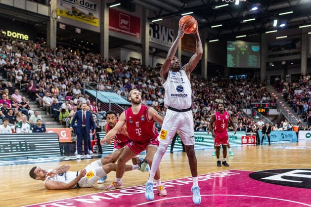 Kris Clyburn (SYNTAINICS MBC, 21) vs Melvin Jostmann (Telekom Baskets Bonn, 12), Jure Planinic (SYNTAINICS MBC, 44) am Boden, John-Michael Wright (Telekom Baskets Bonn, 01) schaut zu Telekom Baskets Bonn vs. SYNTAINICS MBC, Basketball, easy Credit BBL, 03. Spieltag, 2026 2027, 27.09.2026 Telekom Baskets Bonn vs. SYNTAINICS MBC, Basketball, easy Credit BBL, 03. Spieltag, 2026 2027, 27.09.2026 Bonn Copyright: xEibner-Pressefoto GerhardxWingenderx EP_GWR